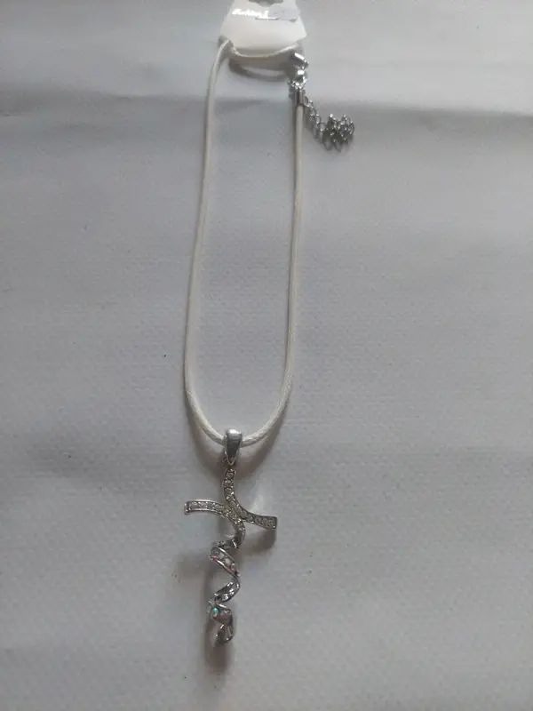 Collier discret blanc avec pendentif en strass
