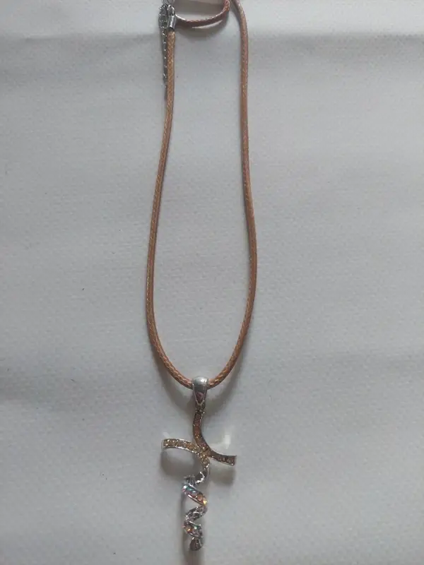 Collier discret marron avec pendentif en strass