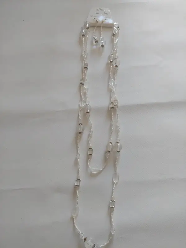 Ensemble boucles d'oreilles et collier long en perle blanches