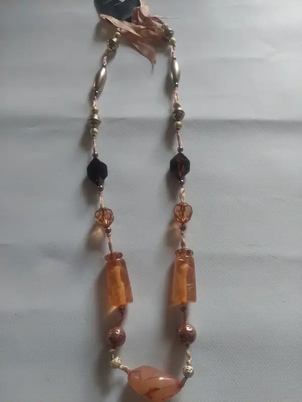 Collier avec perles et pierres
