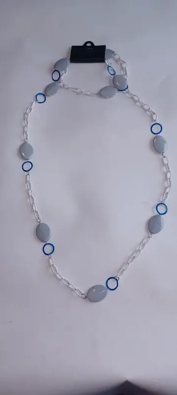 Collier long gris, blanc et bleu