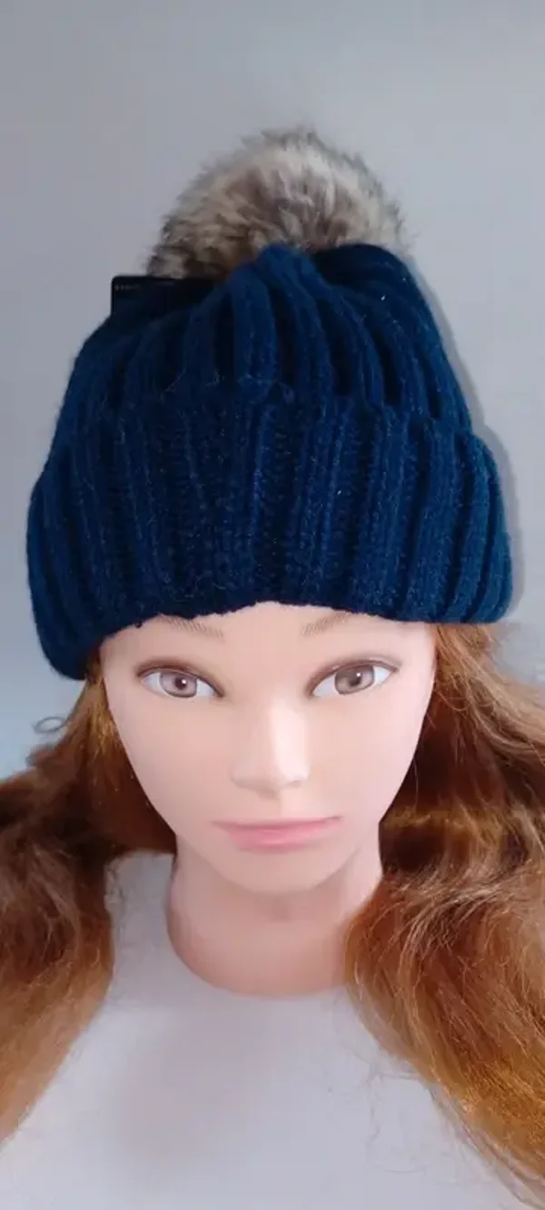 Bonnet bleu marine avec pompon