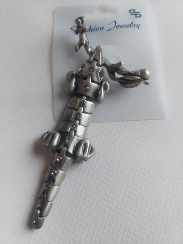 Broche crocodile avec petits strass