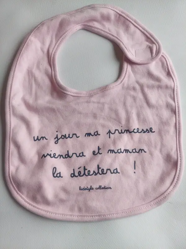 Grand bavoir rose avec texte