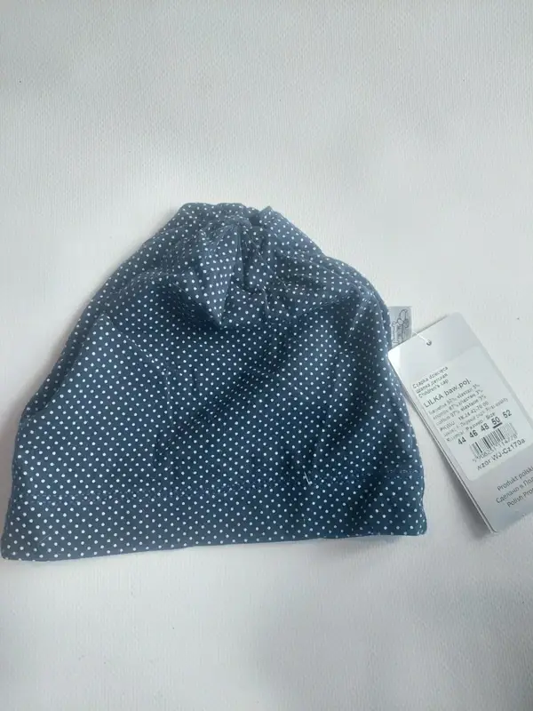 Petit bonnet bleu marine à pois blancs