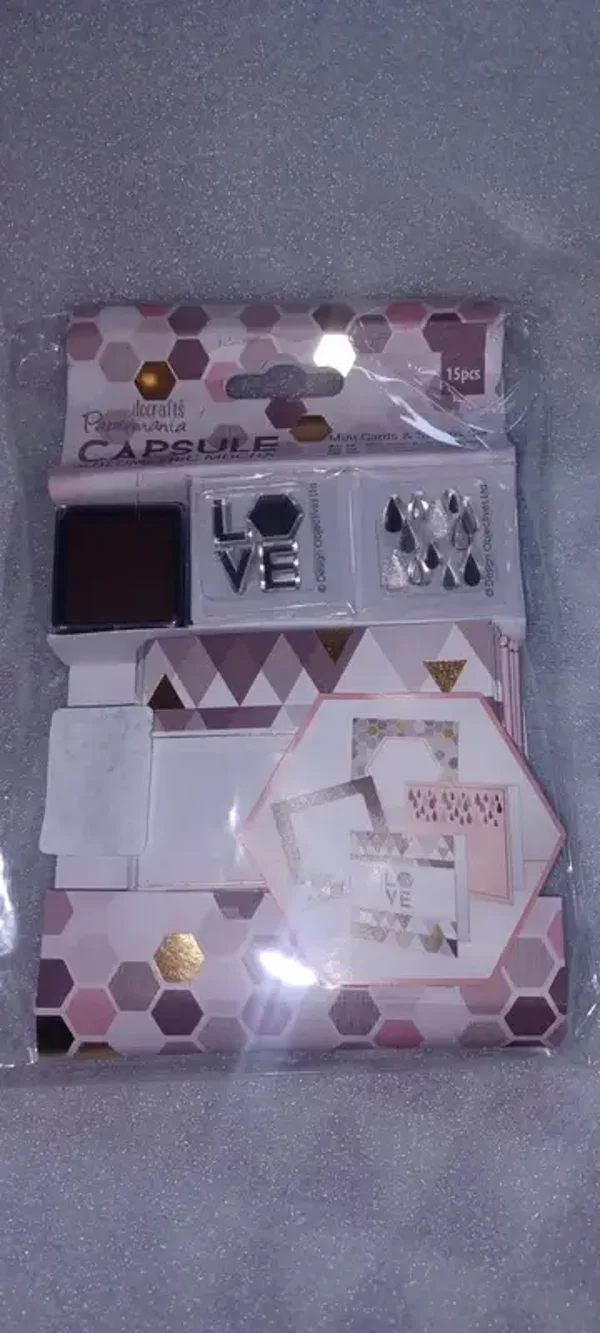 Etiquettes cadeau et tampons "love"