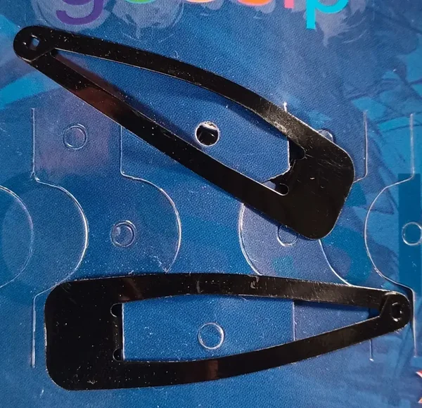 Deux pinces noires brillantes