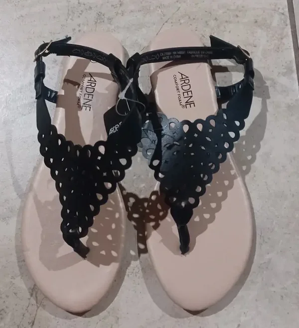 Sandale noire triangle fleur