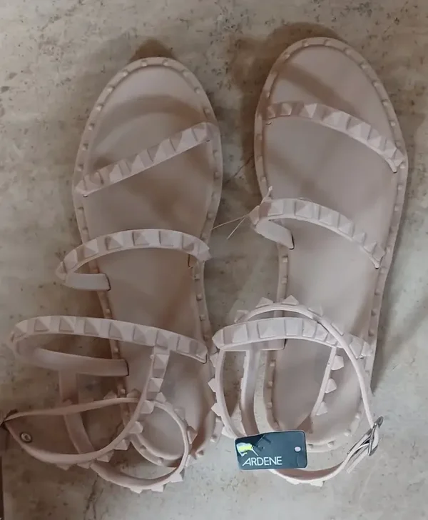 Sandales beiges, lanières "pointes " P6