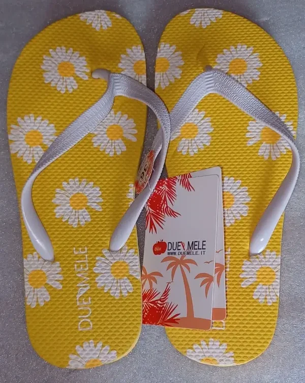 Tongs jaunes avec marguerites