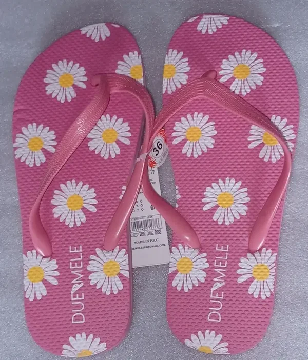 Tongs roses avec marguerites