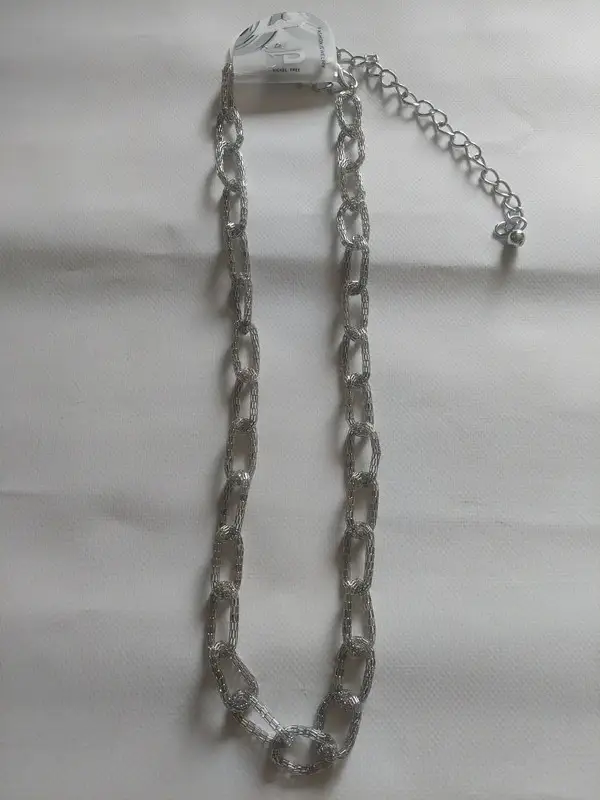 Chaîne argentée avec maillages