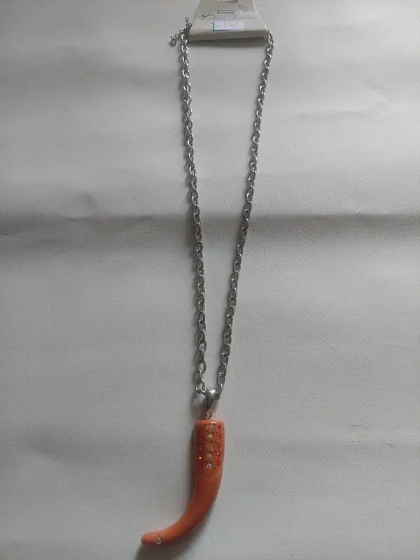 Chaîne avec dent orange avec strass