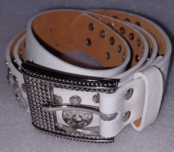 Ceinture blanche avec rivets argentés