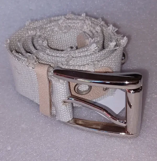 Ceinture beige "effet usé" avec rivets