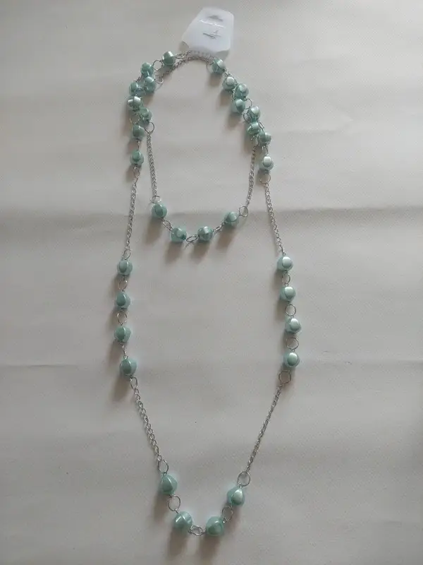 Collier long avec des perles bleues nacrées