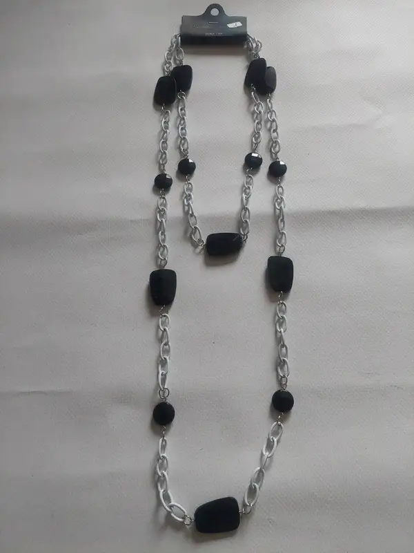 Longue chaîne ou long collier avec déco noire