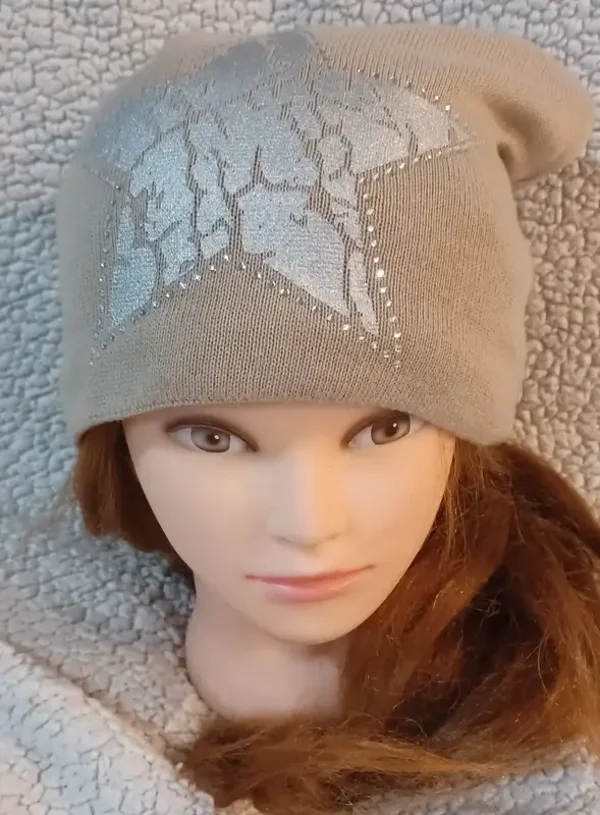 Bonnet beige avec étoile et strass
