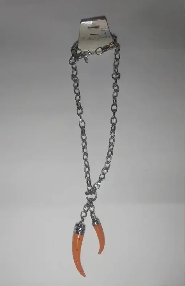 Collier avec deux dents orange avec strass