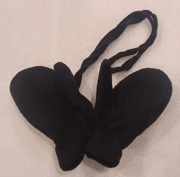 Moufles noires avec cordelette