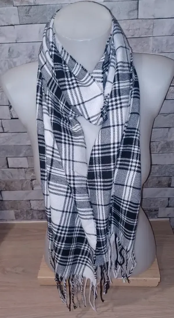 Écharpe à carreaux noirs et blancs