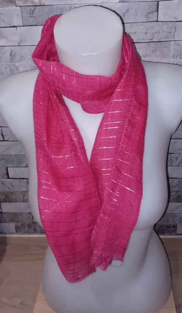 Écharpe rouge avec lignes dorées