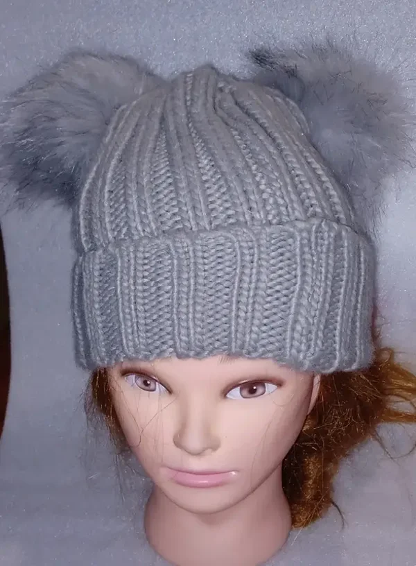 Bonnet gris avec pompons