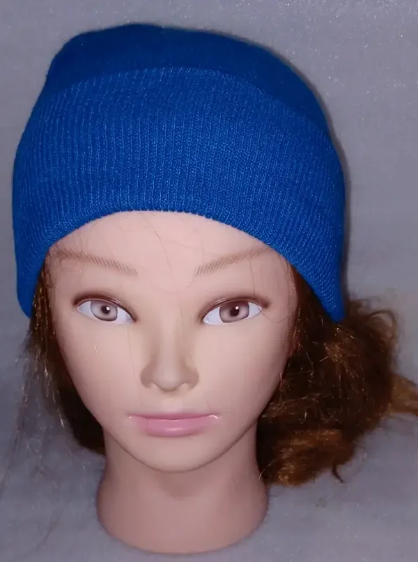 Bonnet bleu avec revers en maille