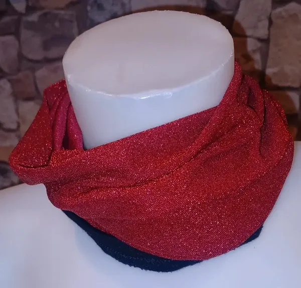 Tour de cou rouge et noir