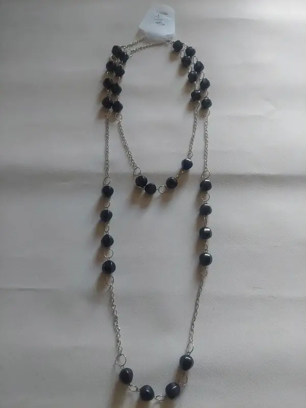 Grand collier avec perles noires