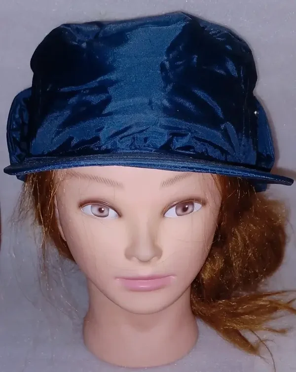 Casquette bleue tendance noire