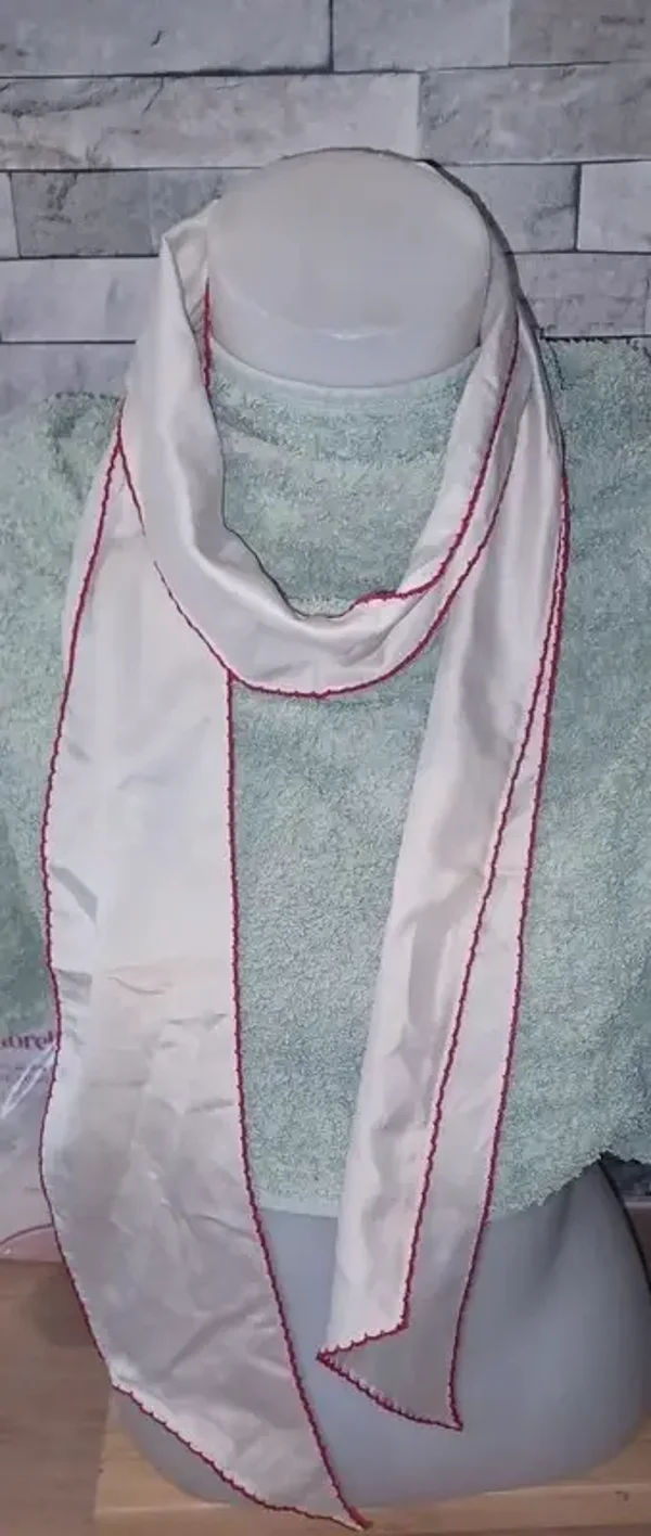 Écharpe blanche liseret rouge