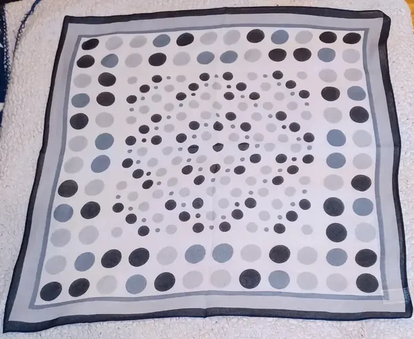 Foulard motifs ronds noirs et gris