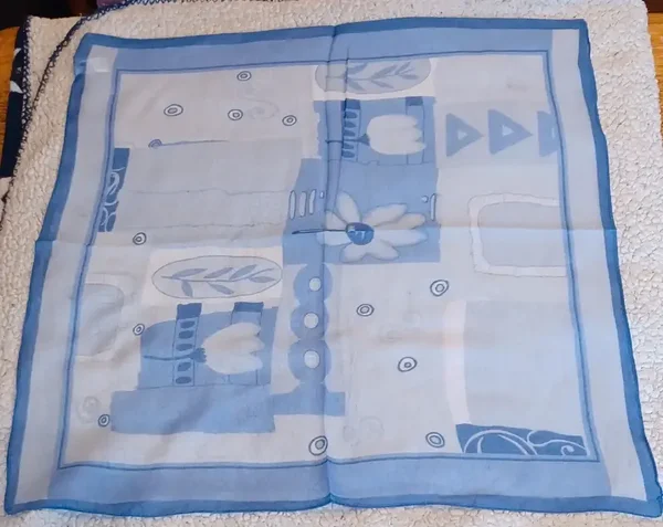Foulard bleu motifs fleurs