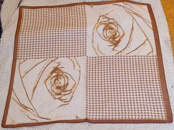Foulard marron et blanc