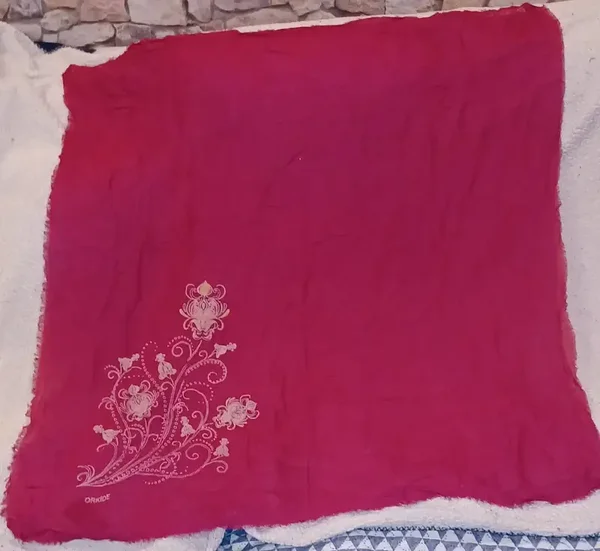 Foulard rose fuchsia avec fleur