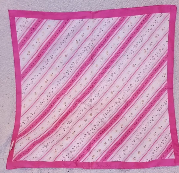 Foulard rose fleuri