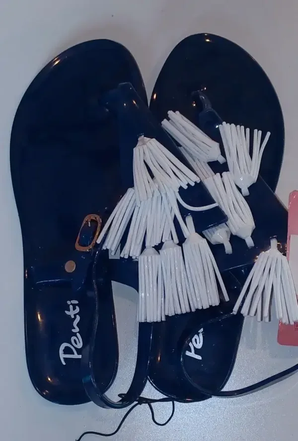Sandales avec pompons blancs P39