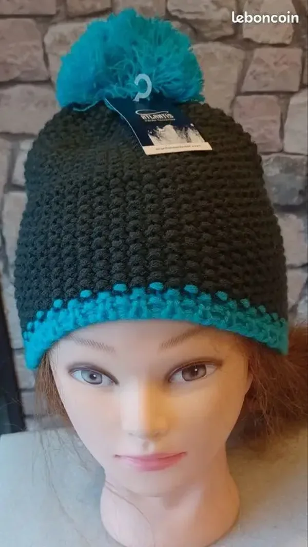 Bonnet gris et bleu turquoise avec pompon