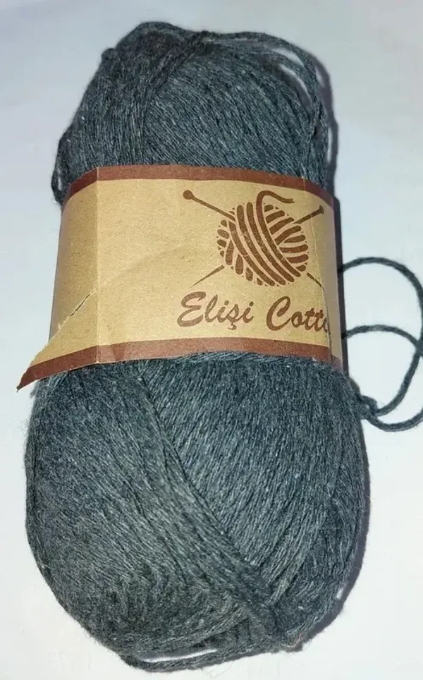 Pelote de fil gris foncé