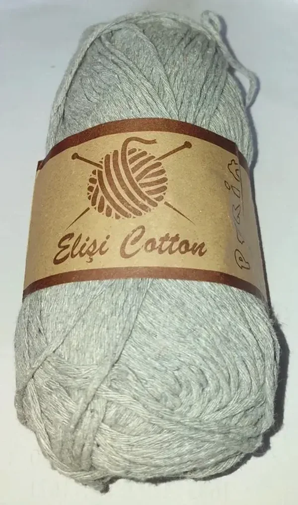Pelote de fil gris clair