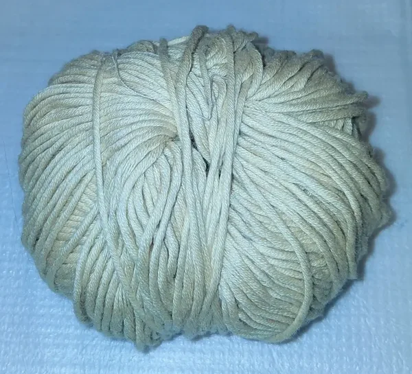 Pelote de fil beige