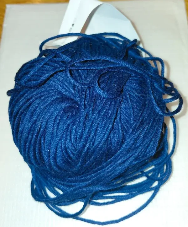 Pelote de fil bleu marine