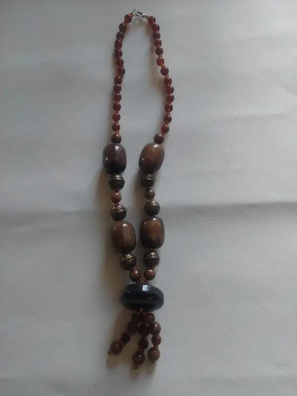 Collier en bois avec perles marrons