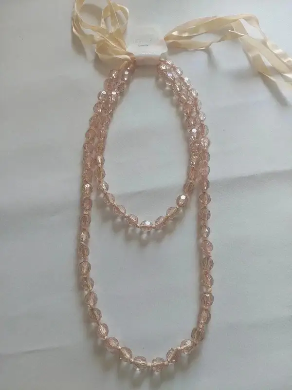Long collier à perles crème rosées avec fermeture en lacet