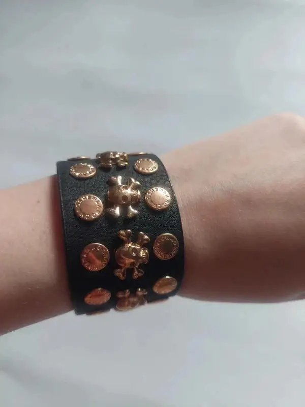 Bracelet style cuir gothique avec têtes de mort dorées