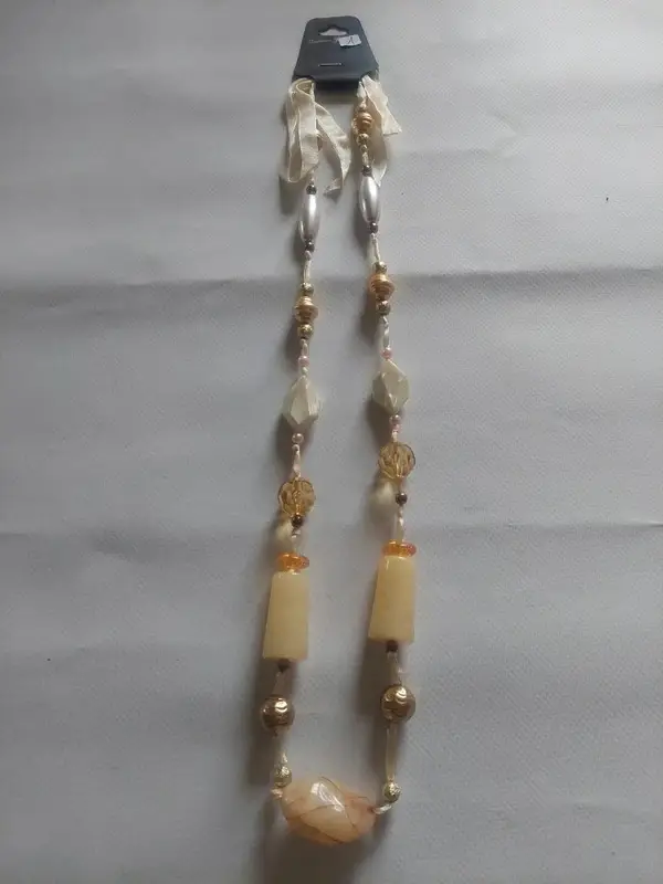 Collier crème avec pierres