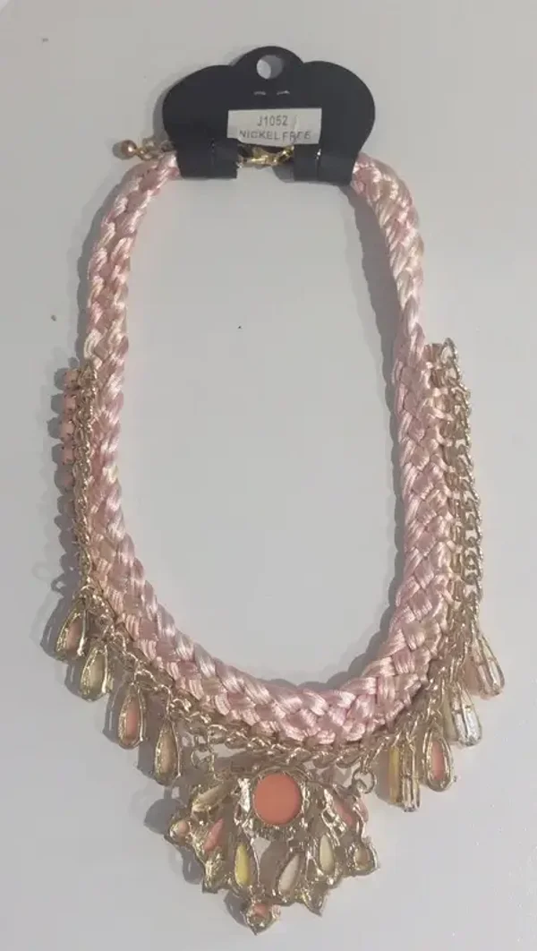 Collier tresse rose et chaîne dorée