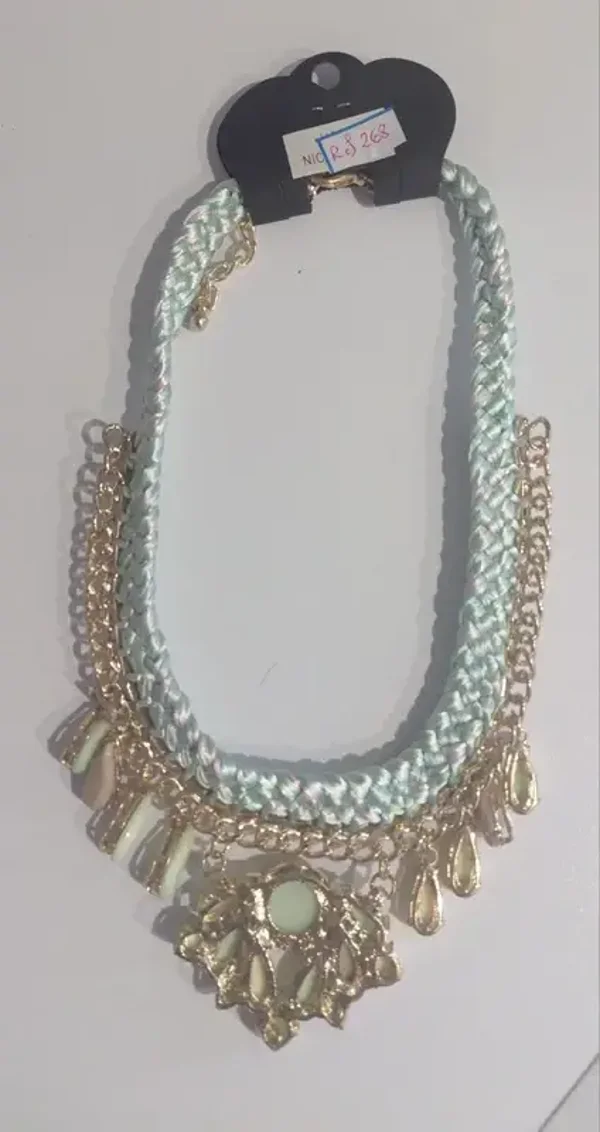Collier tresse verte et chaîne dorée