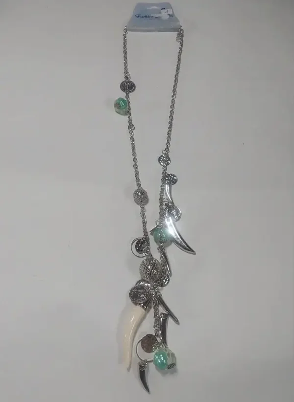 Collier avec breloques vertes